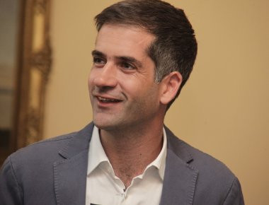Βίντεο: Όταν ο Κ.Μπακογιάννης τα... «χάνει» από τον καύσωνα